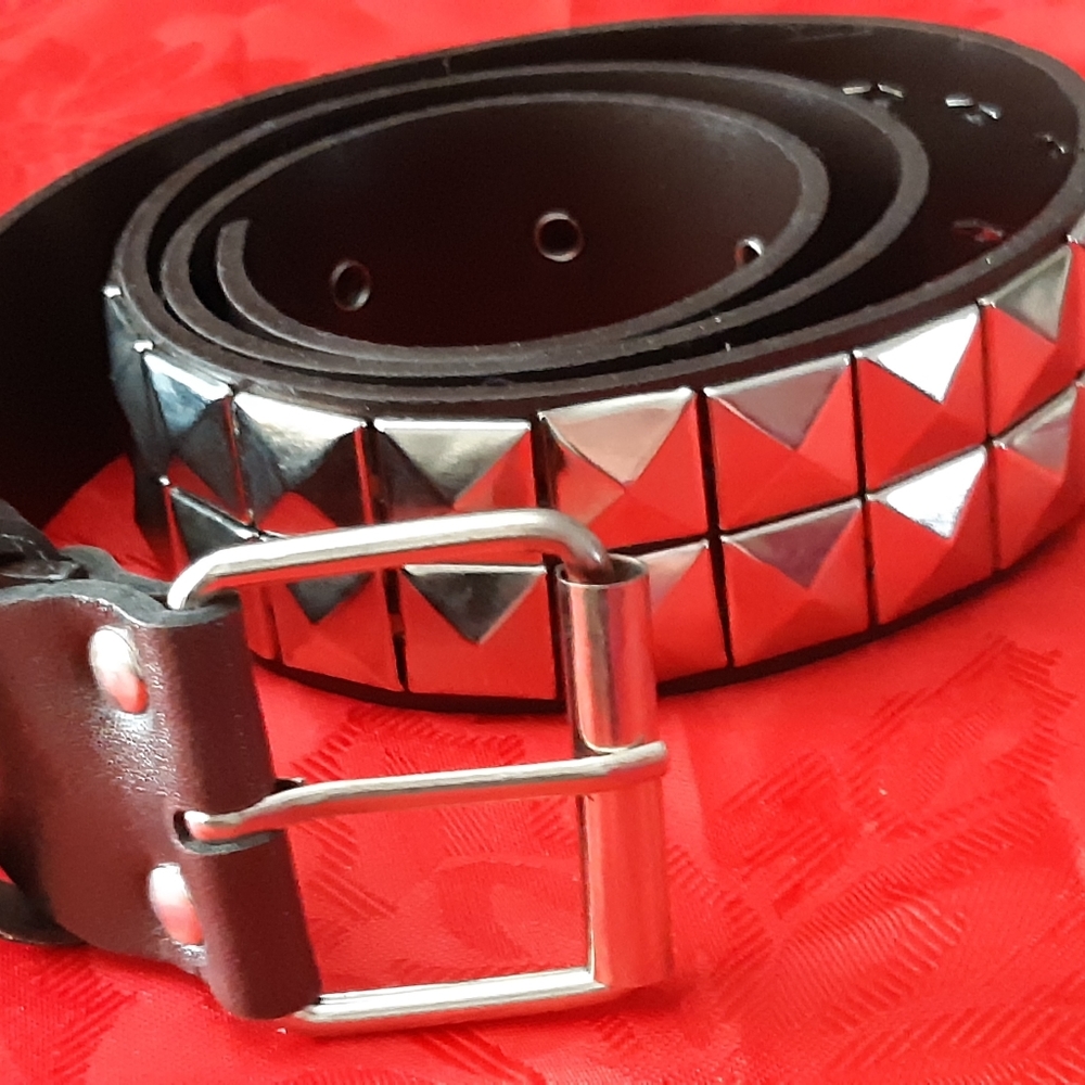 Ardene leather look fashion belt. 40"